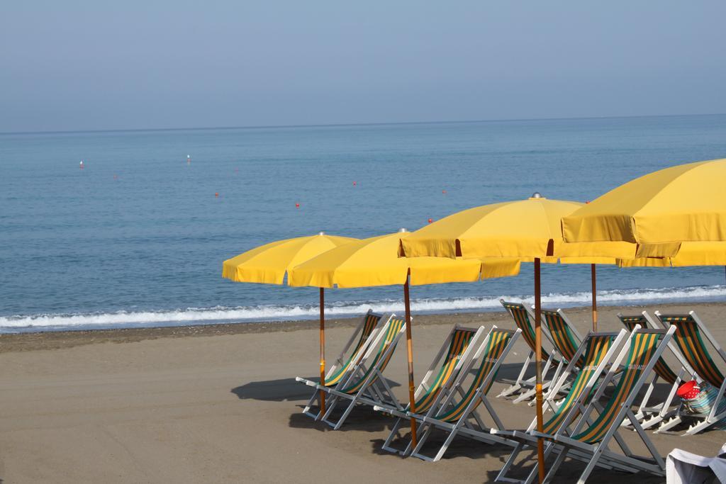 Camping Casa Di Caccia Marina Di Bibbona Exteriör bild